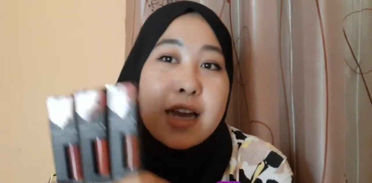 Nomor Lipstik Implora untuk bibir hitam